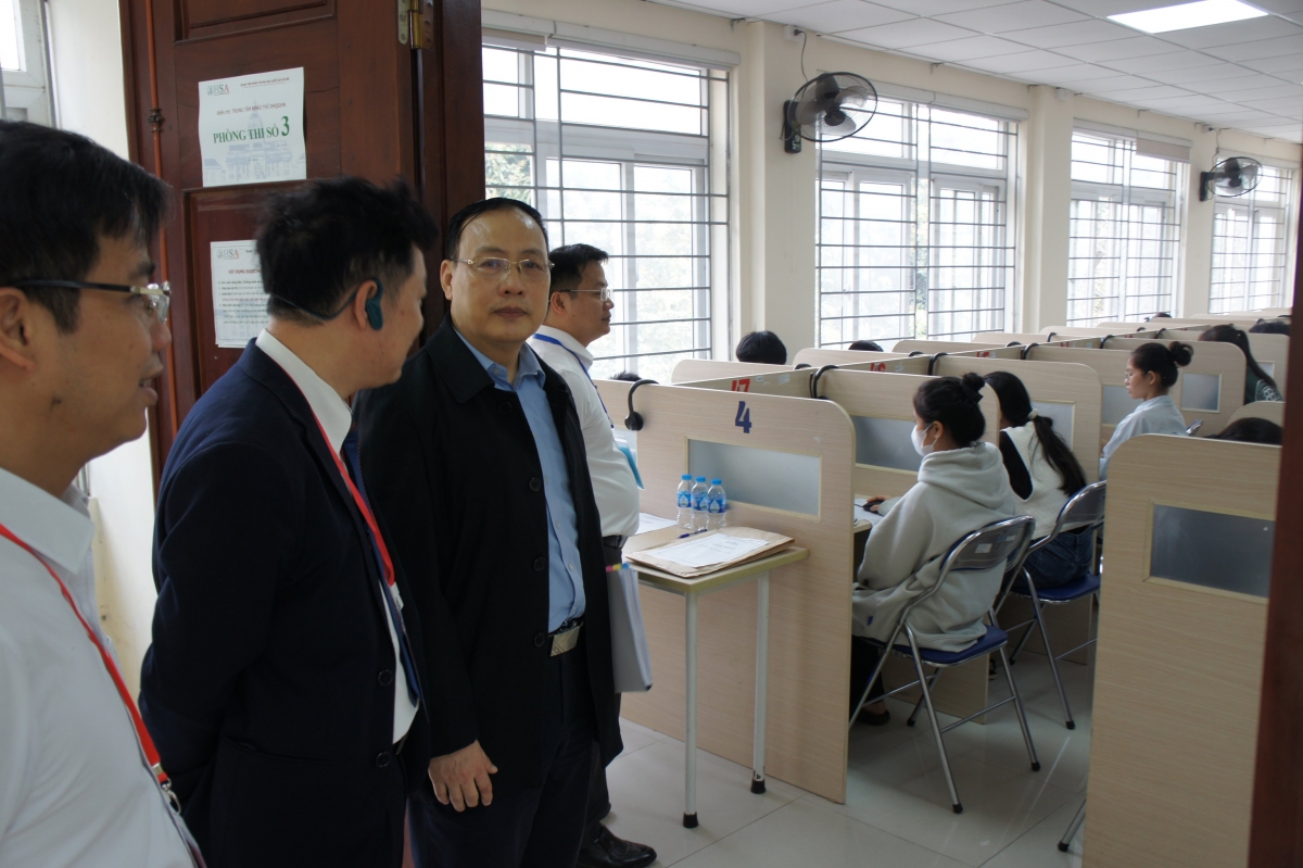 Hội đồng Thi ĐHQG Hà Nội kiểm tra công tác coi thi tại các điểm thi