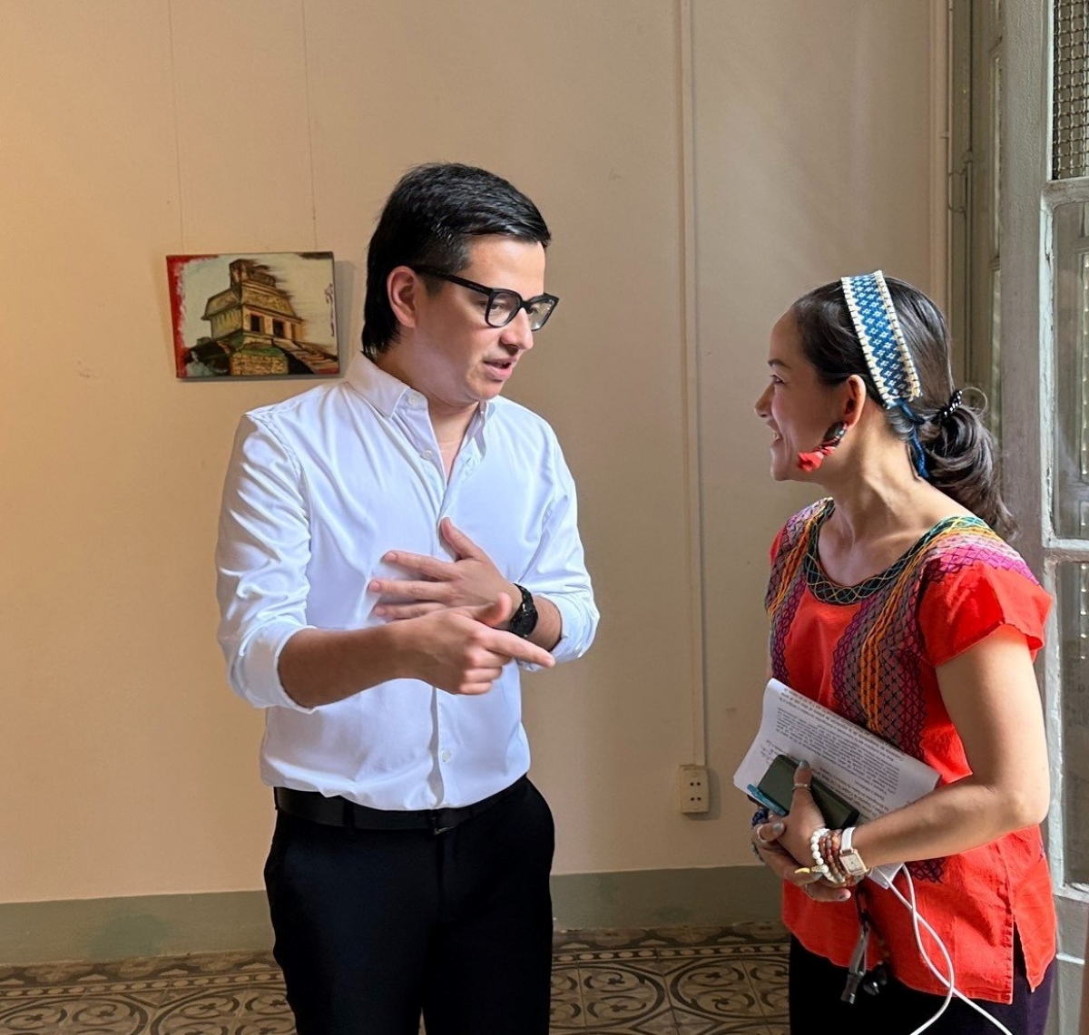 Họa sĩ Diego Rodarte (áo trắng)