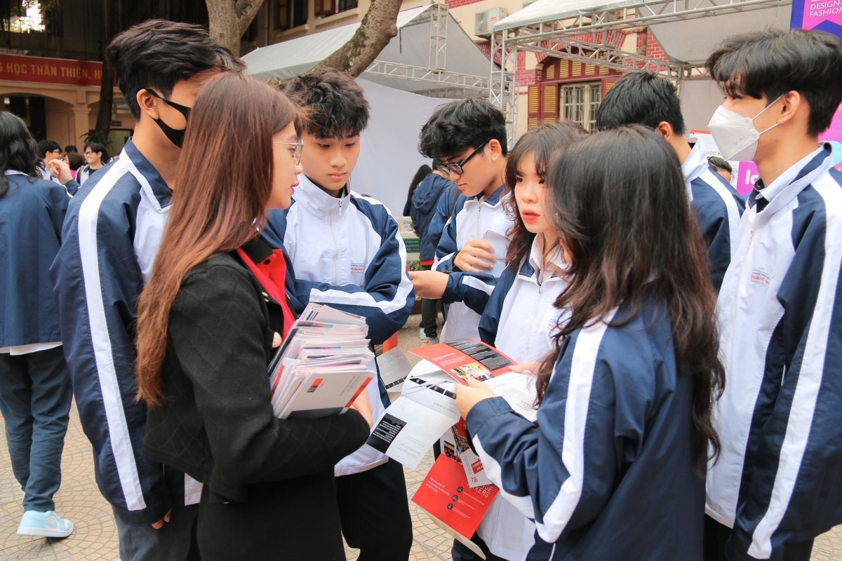 Tư vấn tuyển sinh được các trường THPT tổ chức ngay tại khuôn viên nhà trường với sự tham gia của cả trường đại học và trường nghề. Ảnh: KT