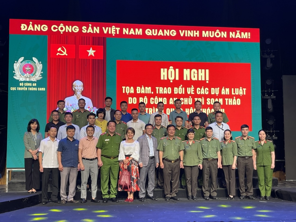 Các đại biểu tham gia buổi tọa đàm