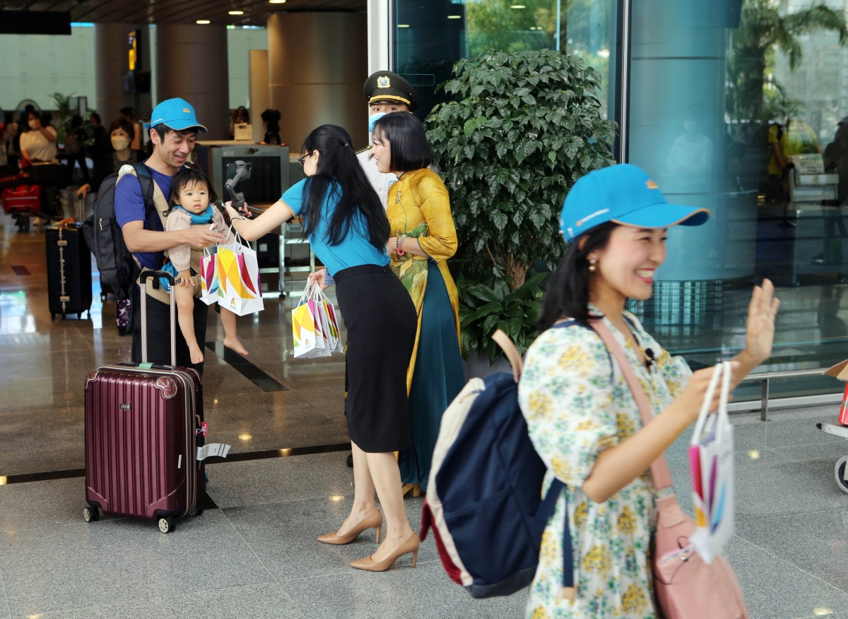Những du khách đầu tiên của đường bay trực tiếp Narita - Đà Nẵng. Ảnh: Sở Du lịch Đà Nẵng