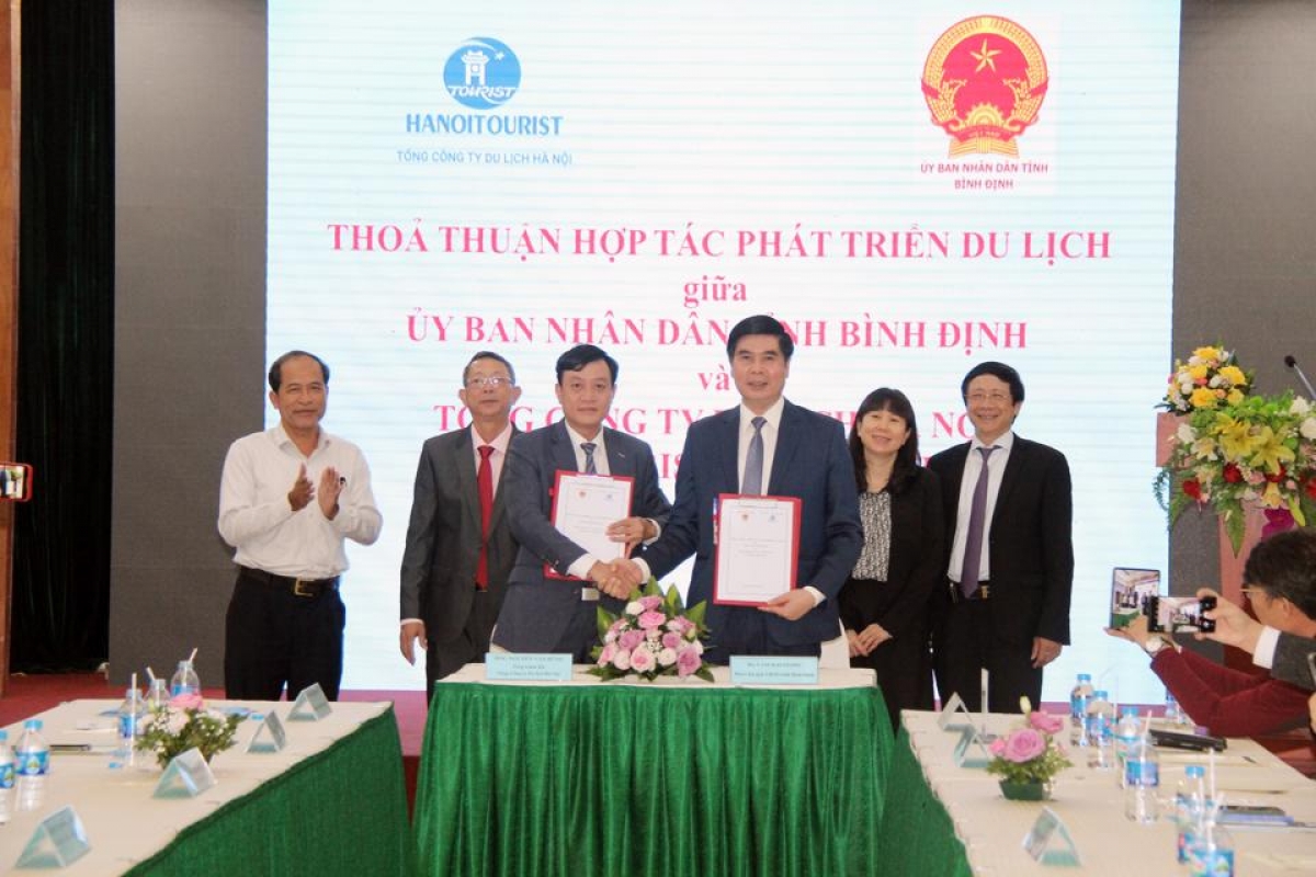 UBND tỉnh Bình Định ký kết chương trình hợp tác với Tổng Công ty Du lịch Hà Nội