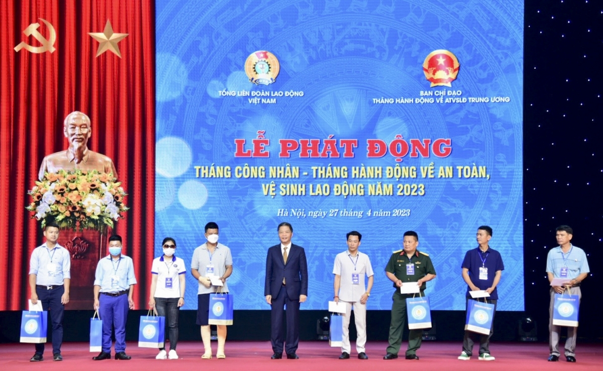 Ban Tổ chức trao quà cho công nhân bị TNLĐ - BNN