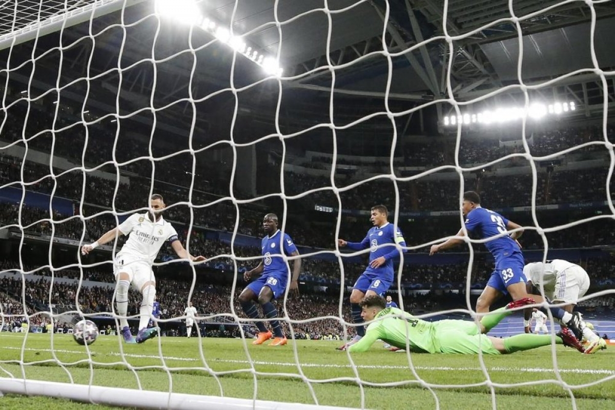 Karim Benzema chọc thủng lưới thủ thành Kepa Arrizabalaga