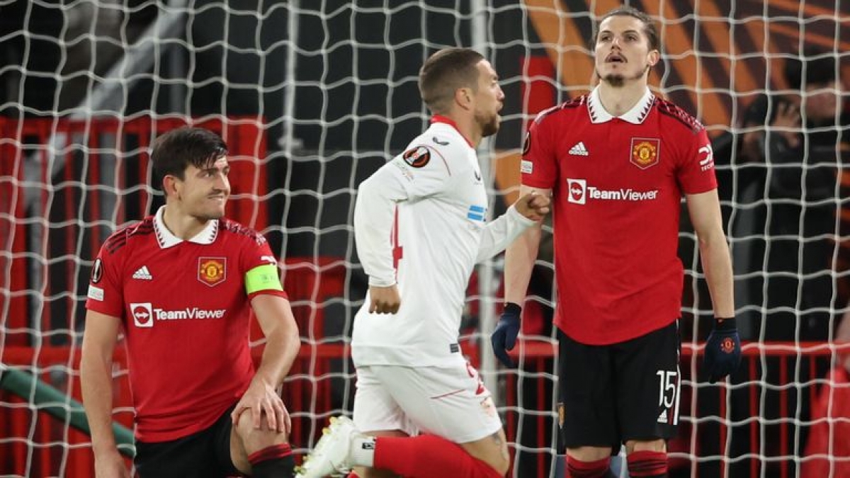 Youssef En-Nesyri đánh đầu, bóng đập đầu Harry Maguire bay vào lưới thủ môn David De Gea