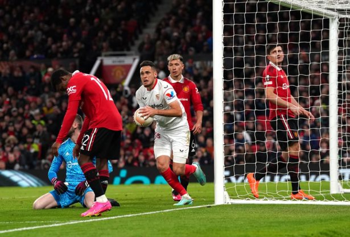 Jesus Navas sút bóng đập chân hậu vệ Tyrell Malacia bay thẳng vào lưới thủ môn David De Gea