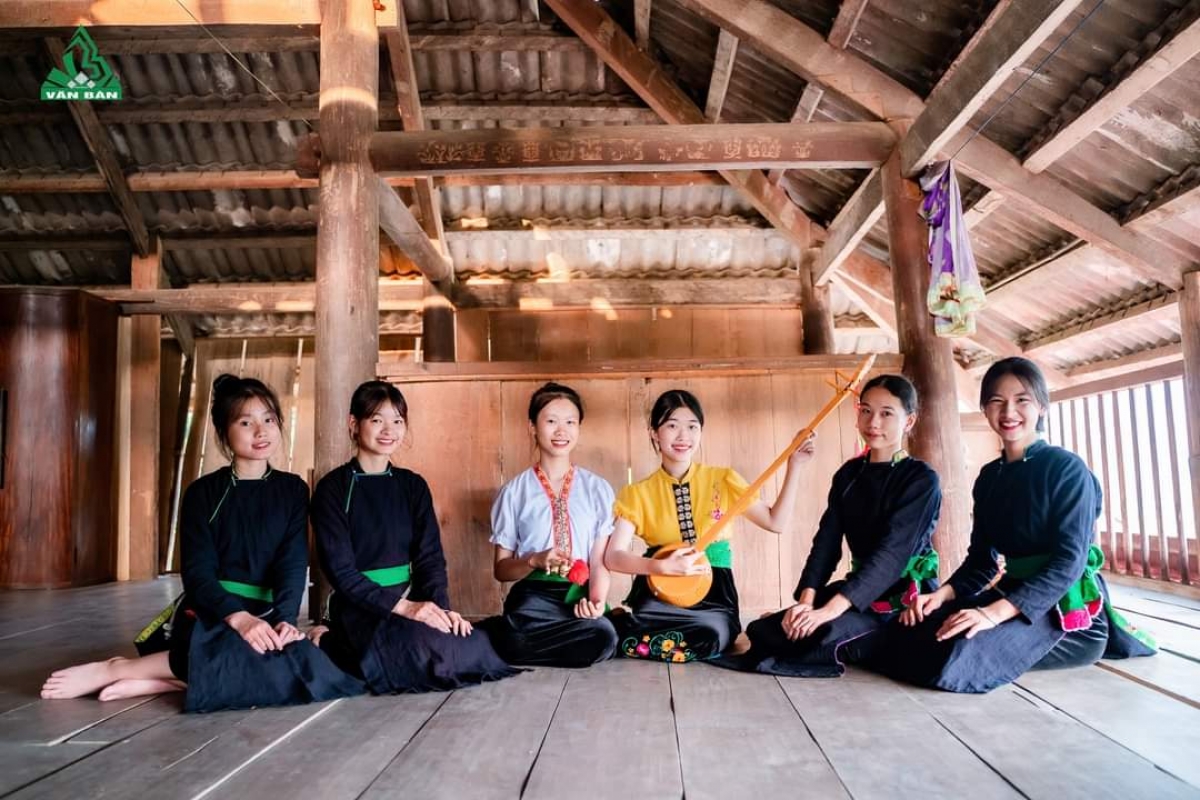 Nhà sàn truyền thống vẫn là một điểm nhấn hấp dẫn khách du lịch
