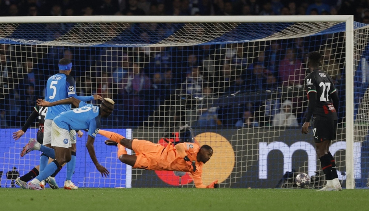 Victor Osimhen (số 9) đánh đầu gỡ hòa cho Napoli