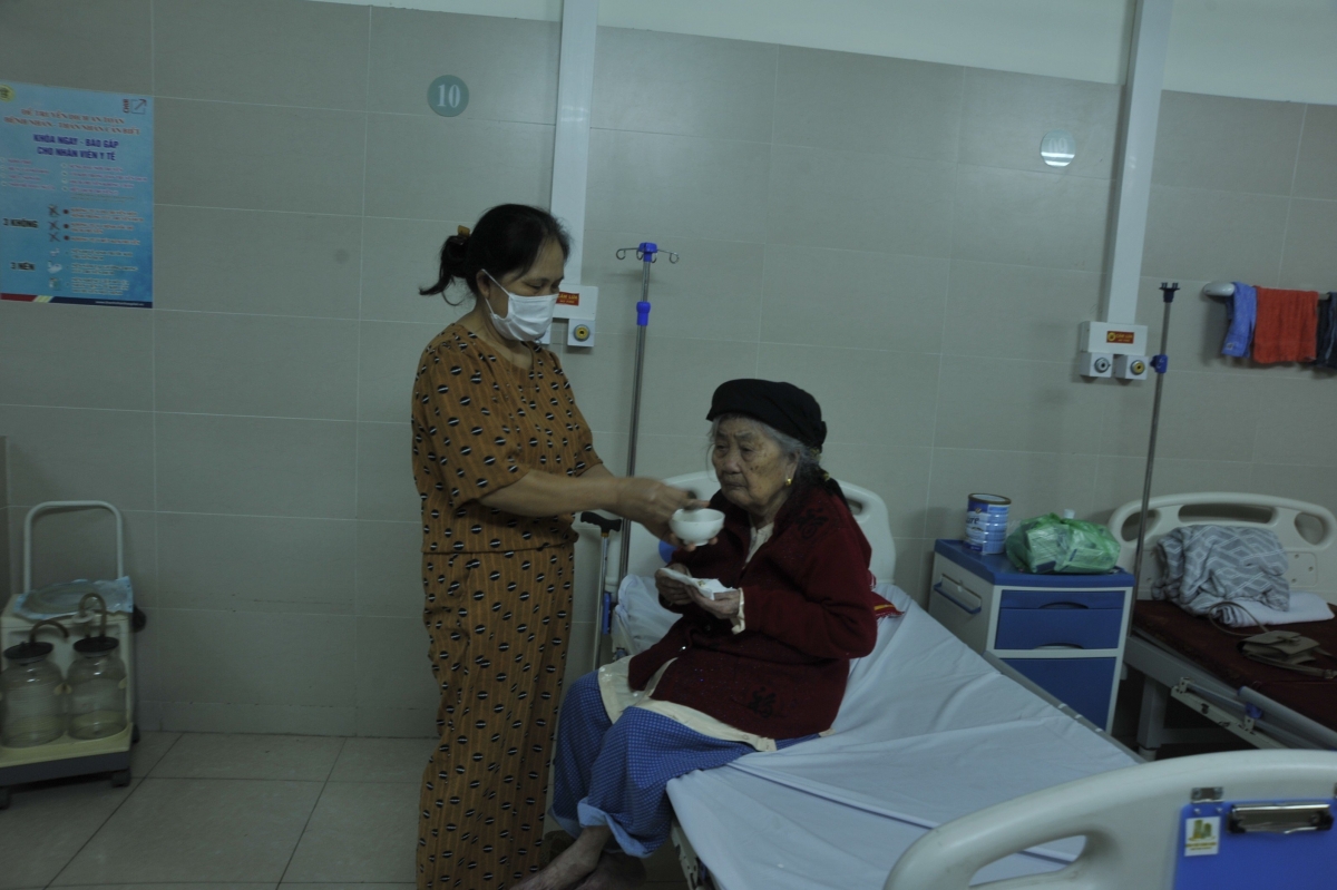 Bệnh nhân 102 tuổi bị nhiễm Covid - 19 đang được chăm sóc ở BV Thanh Nhàn