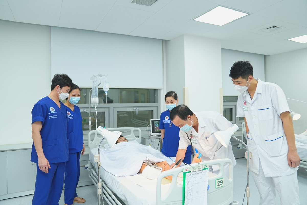 Các bác sĩ thăm khám cho bệnh nhân sau phẫu thuật