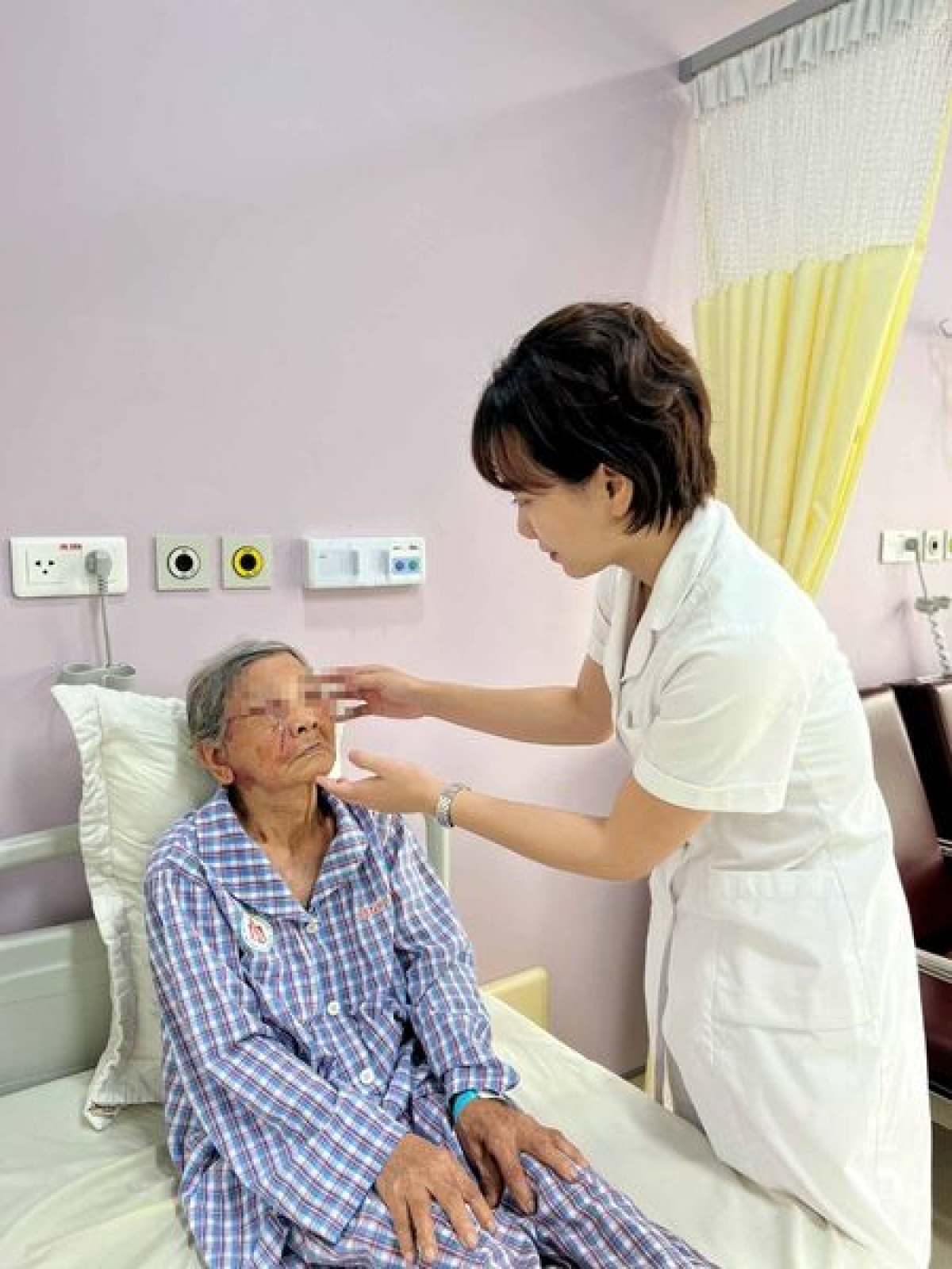 Bác sĩ Khoa Phẫu thuật Tạo hình và Vi phẫu thăm khám cho bệnh nhân sau phẫu thuật