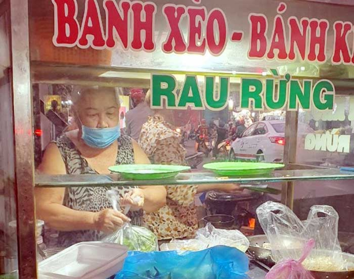 Bà Phạm Thị Luôn bên xe bánh xèo nuôi cả gia đình và đứa cháu “nhặt”