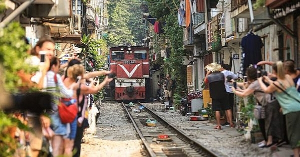 Sở Du lịch Hà Nội yêu cầu các đơn vị lữ hành không đưa khách đến "cà phê đường tàu"