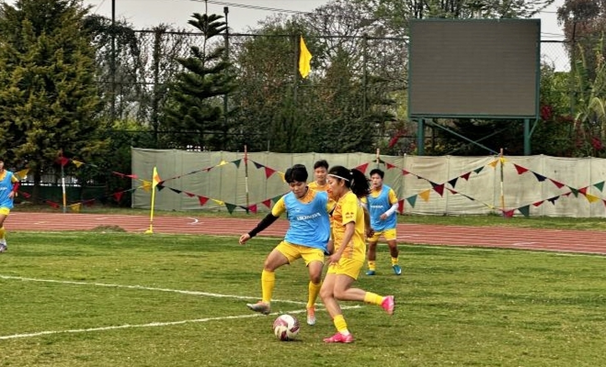 ĐT nữ Việt Nam tích cực tập luyện trước trận tái đấu ĐT nữ Nepal (Ảnh: VFF).