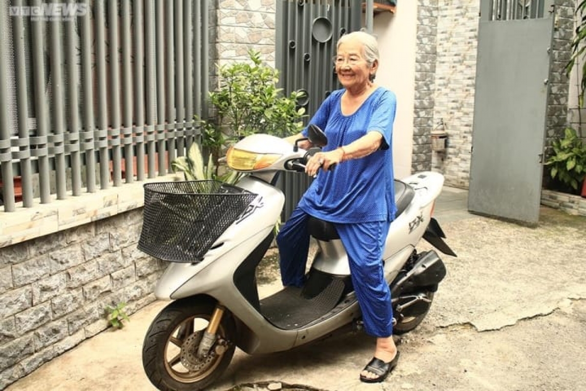 Dù 91 tuổi nhưng nghệ sỹ vẫn tự chạy xe máy đi diễn