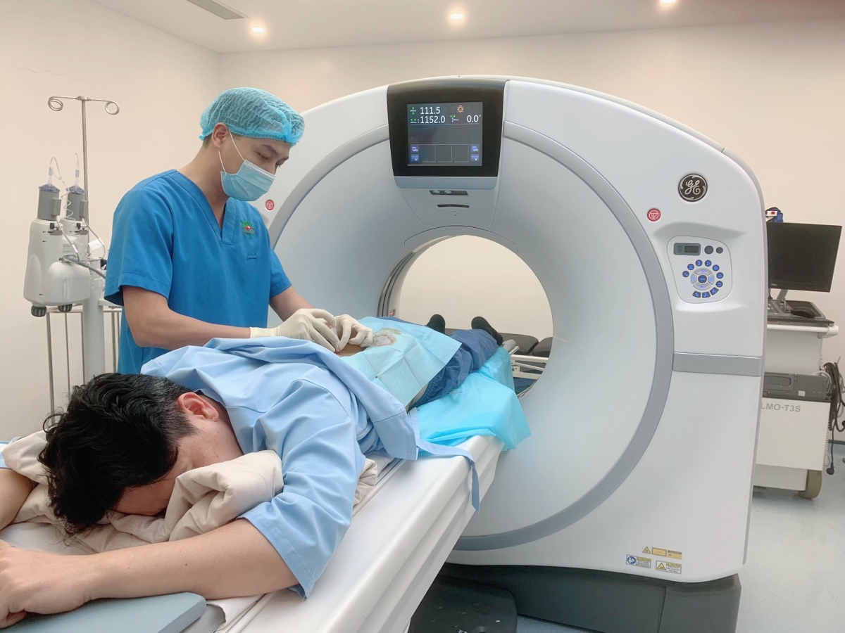 BS Trịnh Tú Tâm tiến hành thủ thuật tiêm giảm đau dưới hướng dẫn của cắt lớp vi tính
cho người bệnh