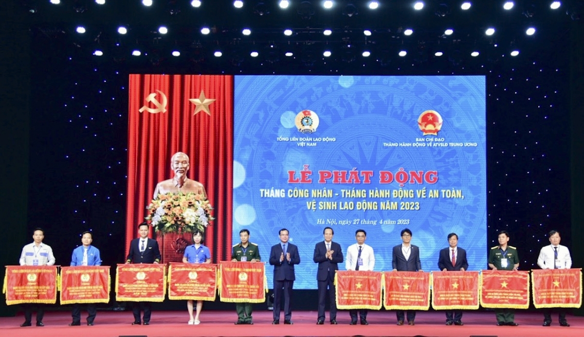 Đại diện các tập thể lên nhận cờ thi đua