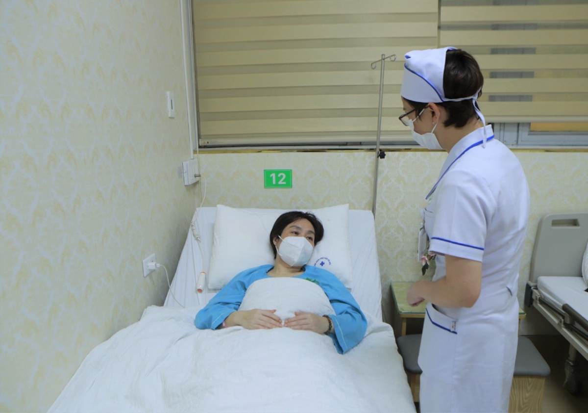 Bác sĩ thăm khám lại cho bệnh nhân sau khi thực hiện phẫu thuật