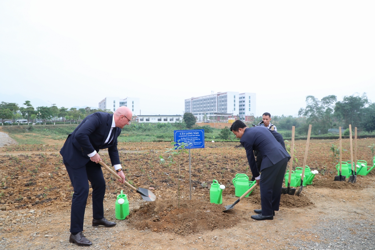 Phó Thủ tướng Liên bang Nga D.N. Chernyshenko tham gia trồng cây tại khuôn viên ĐHQG Hà Nội tại Hòa Lạc.