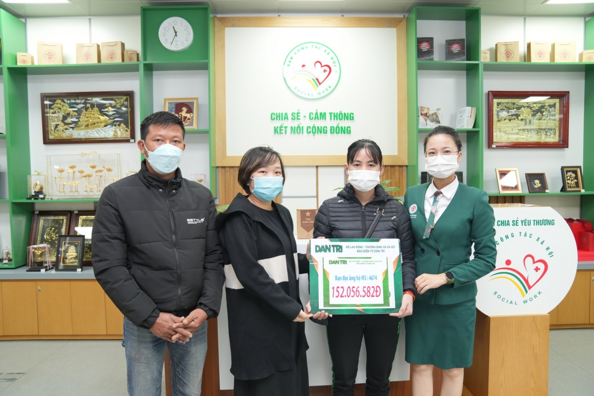 Nhân viên CTXH bệnh viện Trung ương Quân đội 108 trao tặng cho bệnh nhân quà hỗ trợ của các nhà hảo tâm