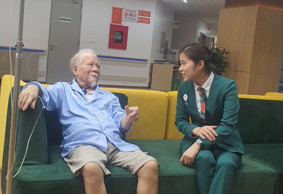 Nhân viên CTXH bệnh viện Trung ương Quân đội 108 đang thăm hỏi bệnh nhân