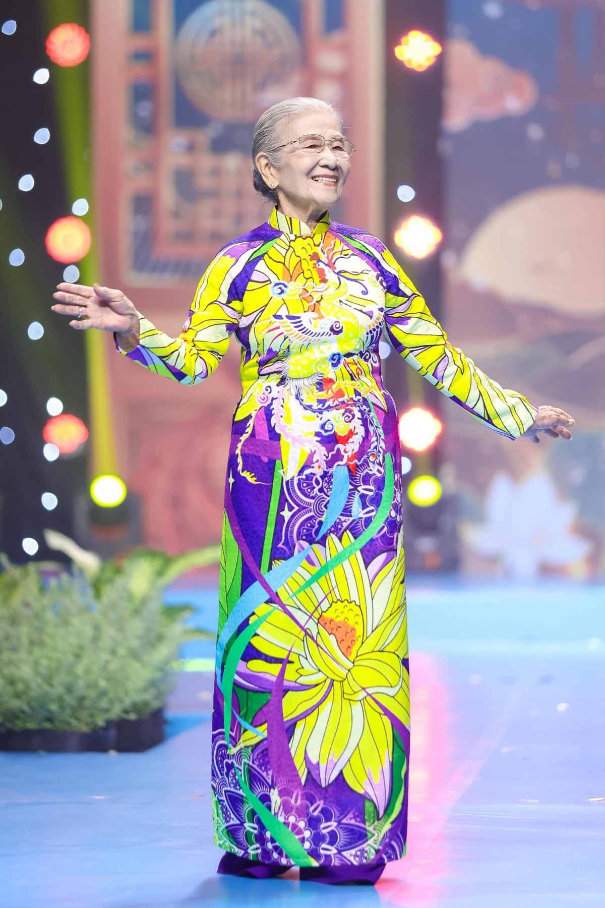 Nghệ sỹ Phi Điểu trình diễn áo dài ở tuổi 91