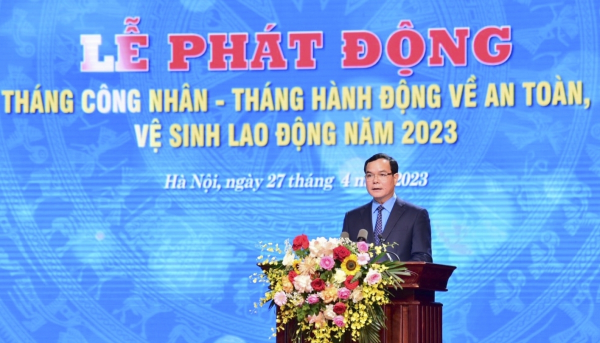 Ông Nguyễn Đình Khang, Ủy viên BCH Trung ương Đảng, Chủ tịch Tổng Liên đoàn Lao động Việt Nam
phát biểu khai mạc tại Lễ phát động