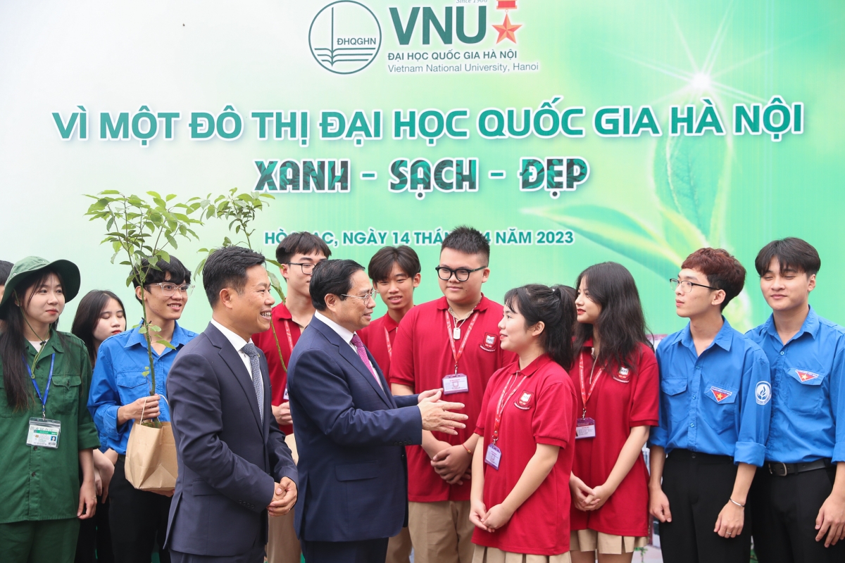 Thủ tướng Chính phủ Phạm Minh Chính tặng cây và dặn dò các em sinh viên ĐHQGHN