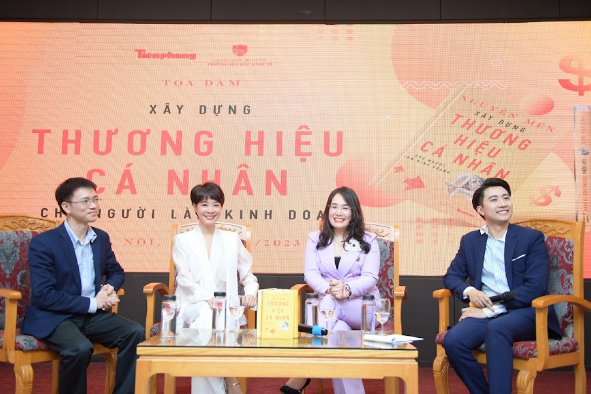Các đại biểu tham dự Lễ ra mắt sách "Xây dựng thương hiệu cá nhân cho người làm kinh doanh"