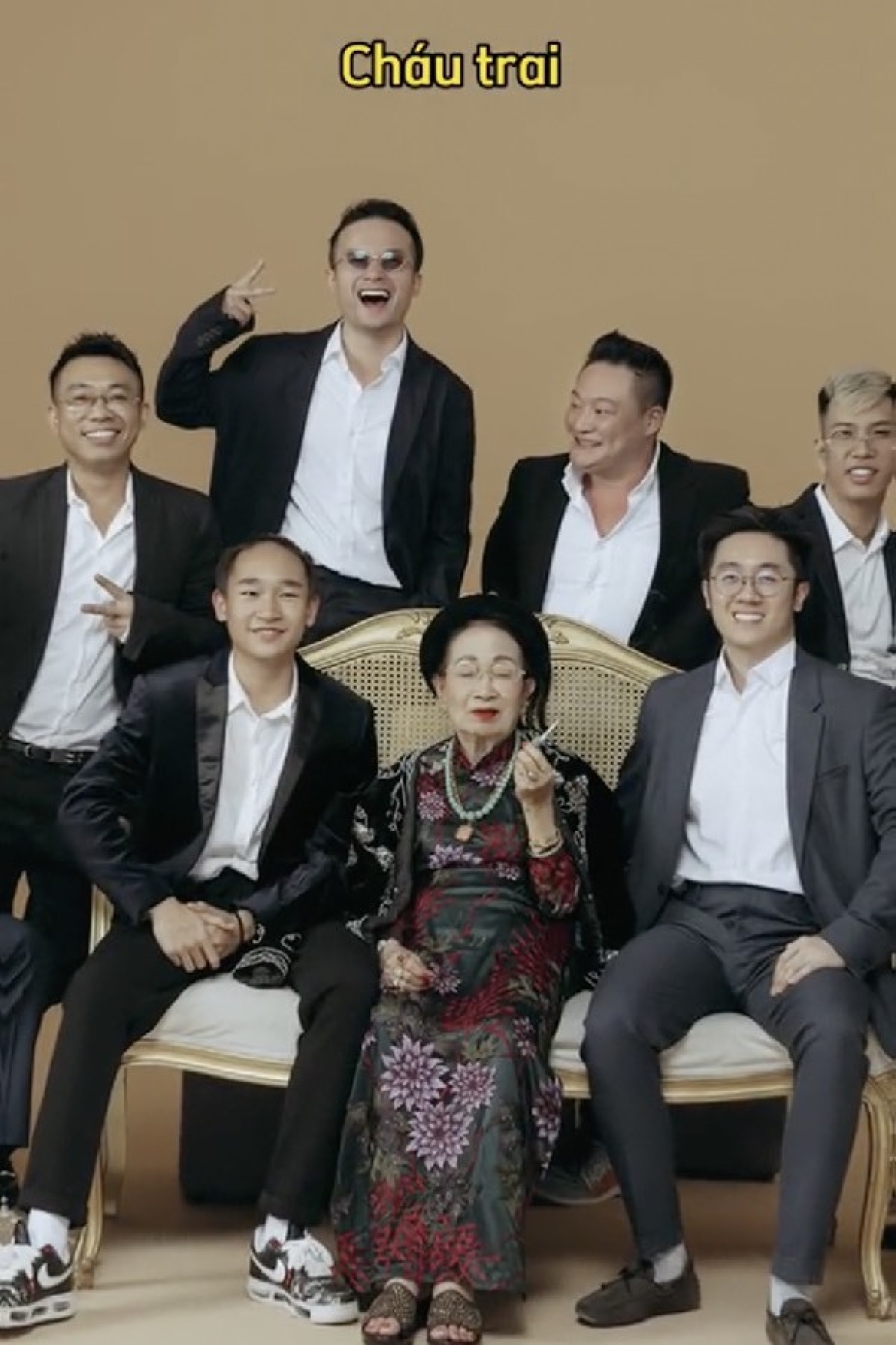 Các cháu trai chụp ảnh cùng bà nội ( Ảnh cắt từ Tiktok)