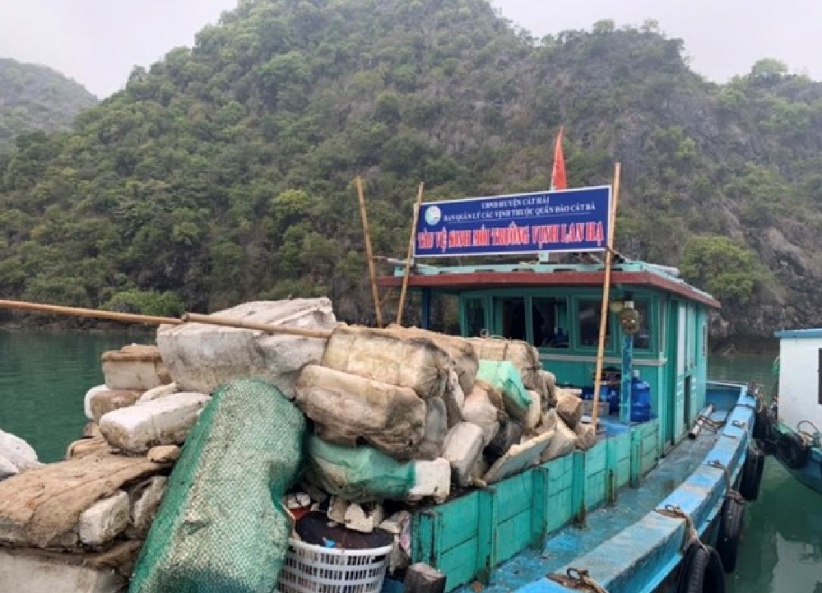 Những chiếc thuyền đầy rác được thu gom ở vịnh Lan Hạ, Hải Phòng mang vào đất liền xử lý