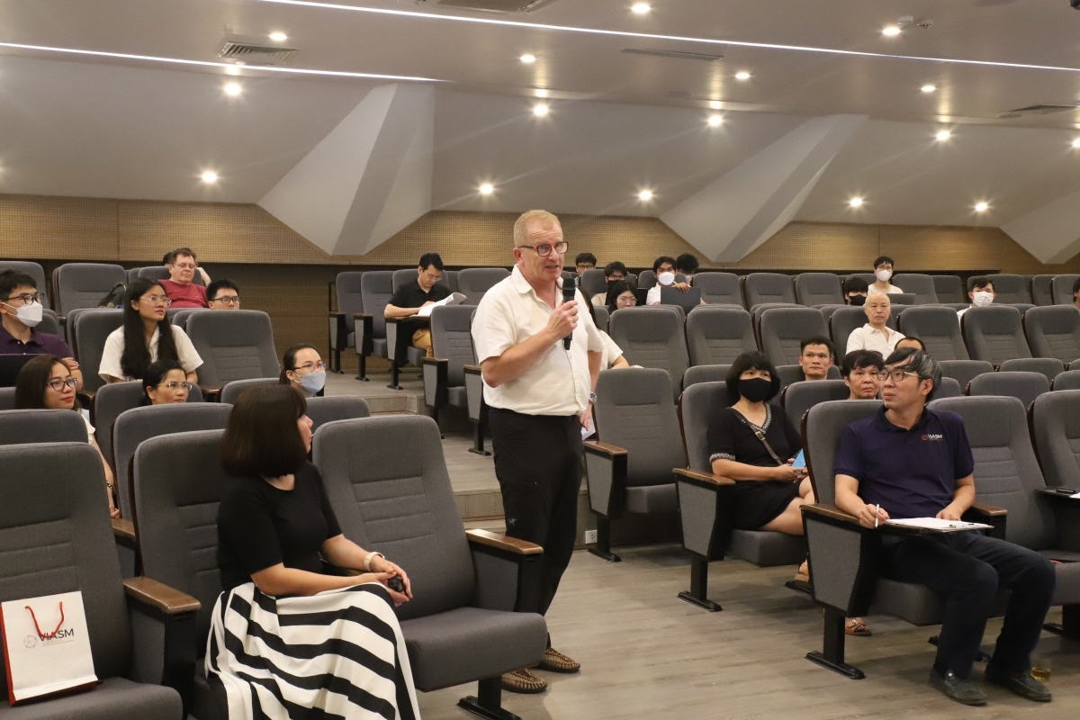 GS Dominique Laffly, Tùy viên Khoa học Công nghệ, phụ trách các trường đại học và các lĩnh vực nghiên cứu, Đại sứ quán Pháp tại Việt Nam phát biểu khai mạc bài giảng đại chúng tại VIASM