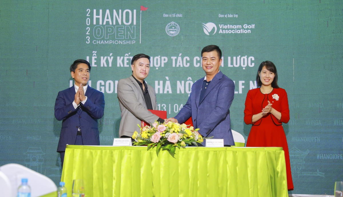 Tổng thư ký HNGA Đặng Tất Thành ký kết với Chủ tịch công ty CP GolfNet Việt Nam, Trịnh Văn Dương (trái)