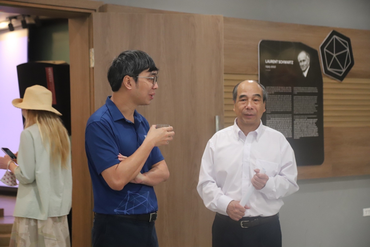 GS Hồ Tú Bảo (đứng bên phải) chuyên gia AI và TS Lê Minh Hà - Giám đốc điều hành Viện NCCC về toán