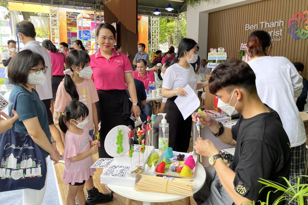 Du khách tham gia các hoạt động tại Ngày hội