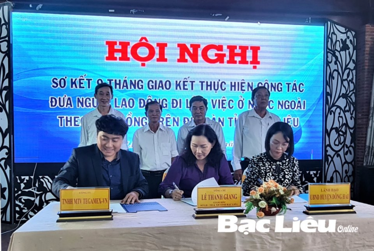 Ông Huỳnh Hồ Đại Nghĩa - Phó Giám đốc Texgamex-VN ký giao kết thực hiện công tác đưa người lao động đi làm việc ở nước ngoài theo hợp đồng (nguồn: báo điện tử Bạc Liêu)