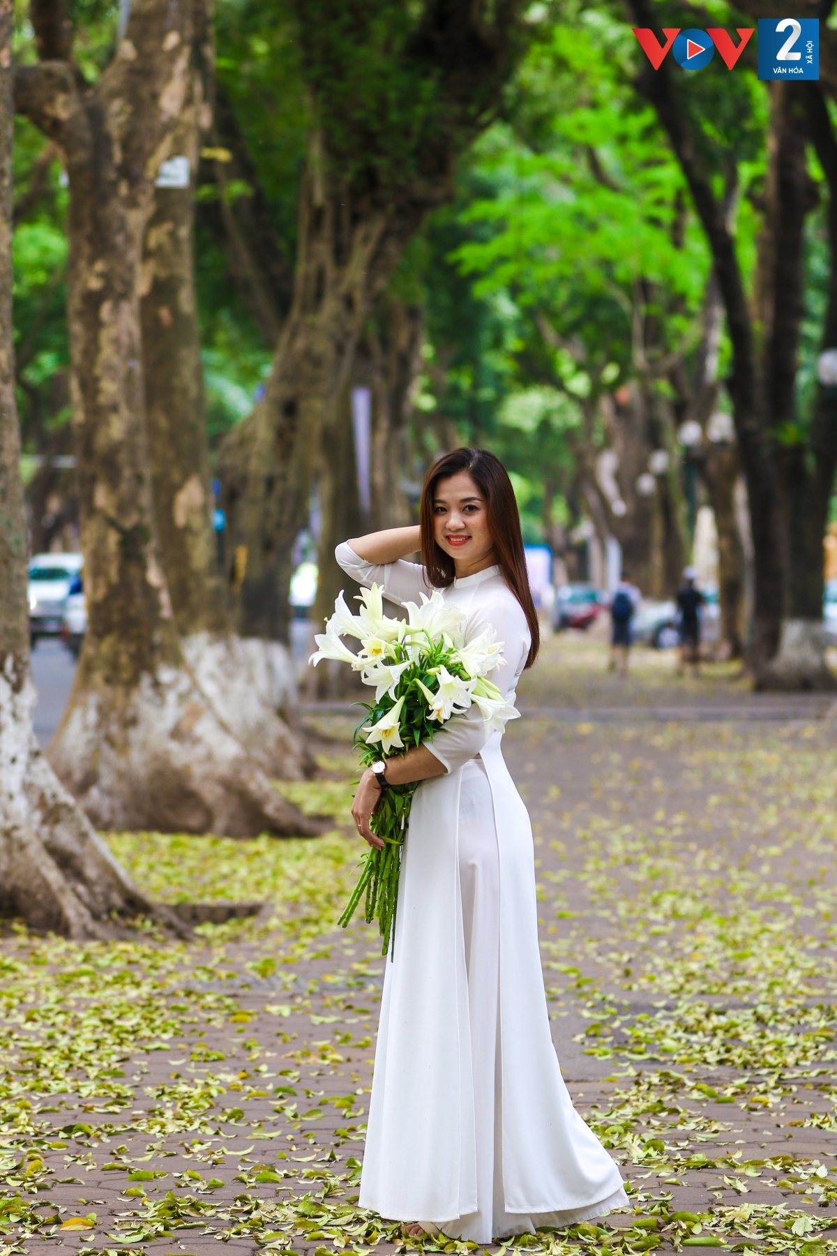 Nhiều bạn trẻ không bỏ lỡ cơ hội lưu lại khoảnh khắc nên thơ của Thủ đô trong mùa loa kèn.