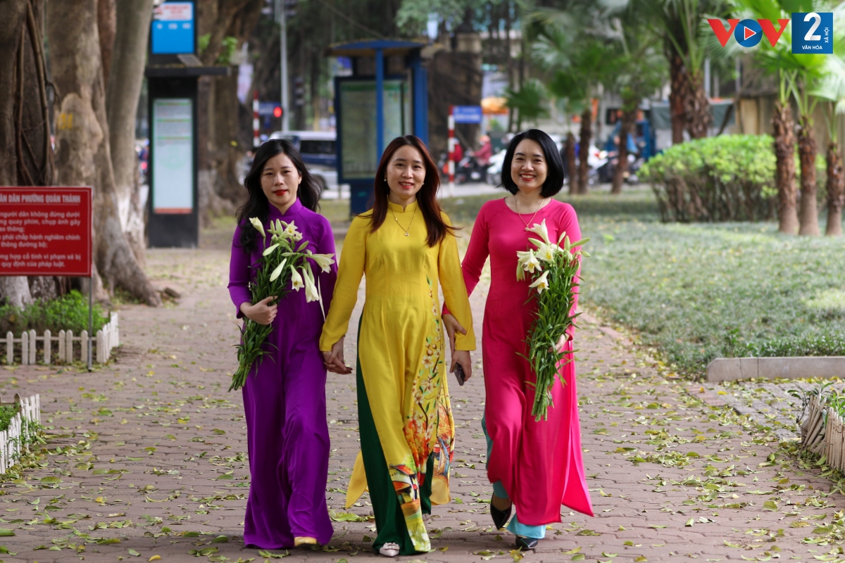 Nhiều bạn trẻ không bỏ lỡ cơ hội lưu lại khoảnh khắc nên thơ của Thủ đô trong mùa loa kèn.