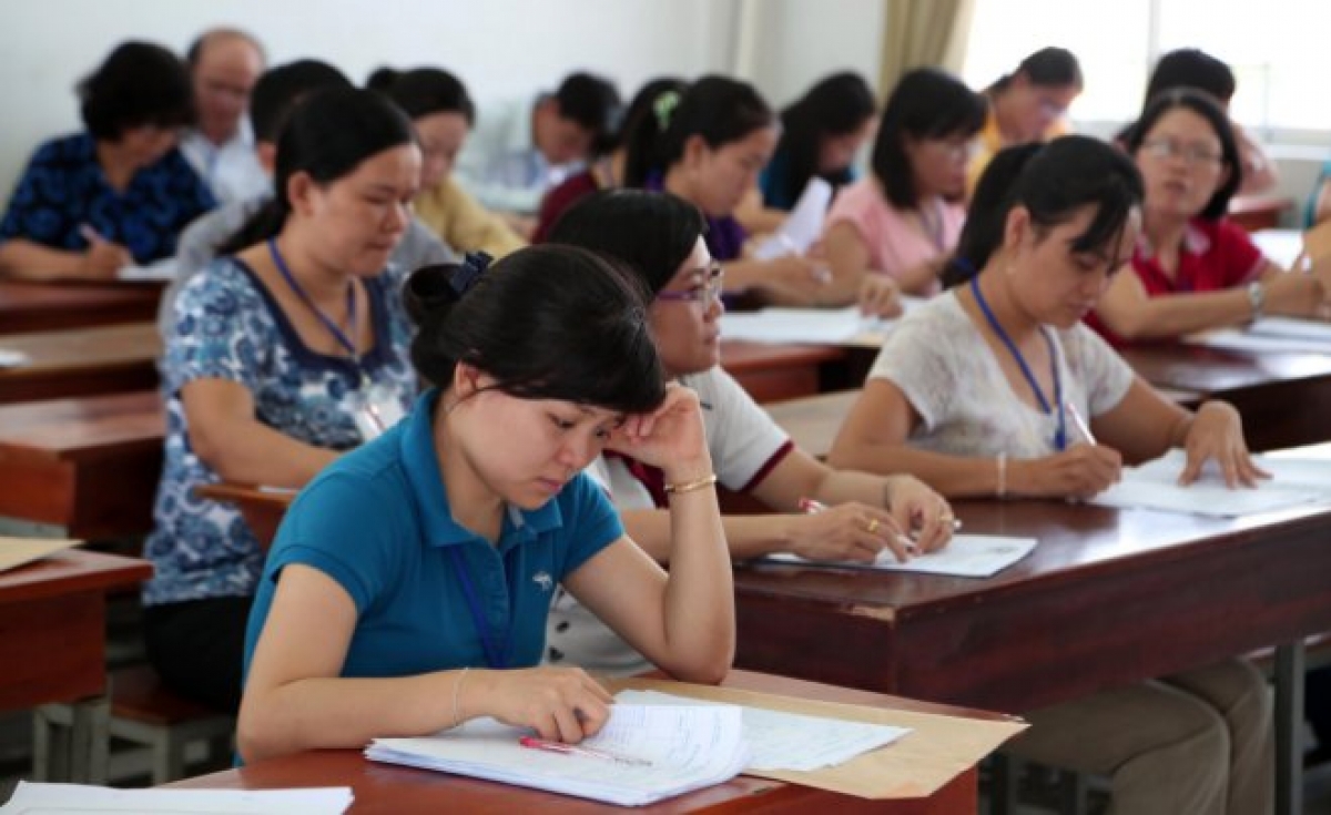 Trước đó, việc phải tham gia nhiều chương trình bồi dưỡng và có nhiều chứng chỉ bỗi dưỡng theo tiêu chuẩn chức danh nghề nghiệp theo hạng khiến nhiều giáo viên bức xúc (Ảnh minh họa)