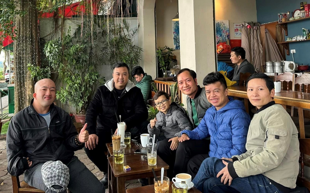 Anh Vũ Phong Kỳ (thứ hai từ phải sang) và những người bạn tại Trung tâm Nghị lực sống