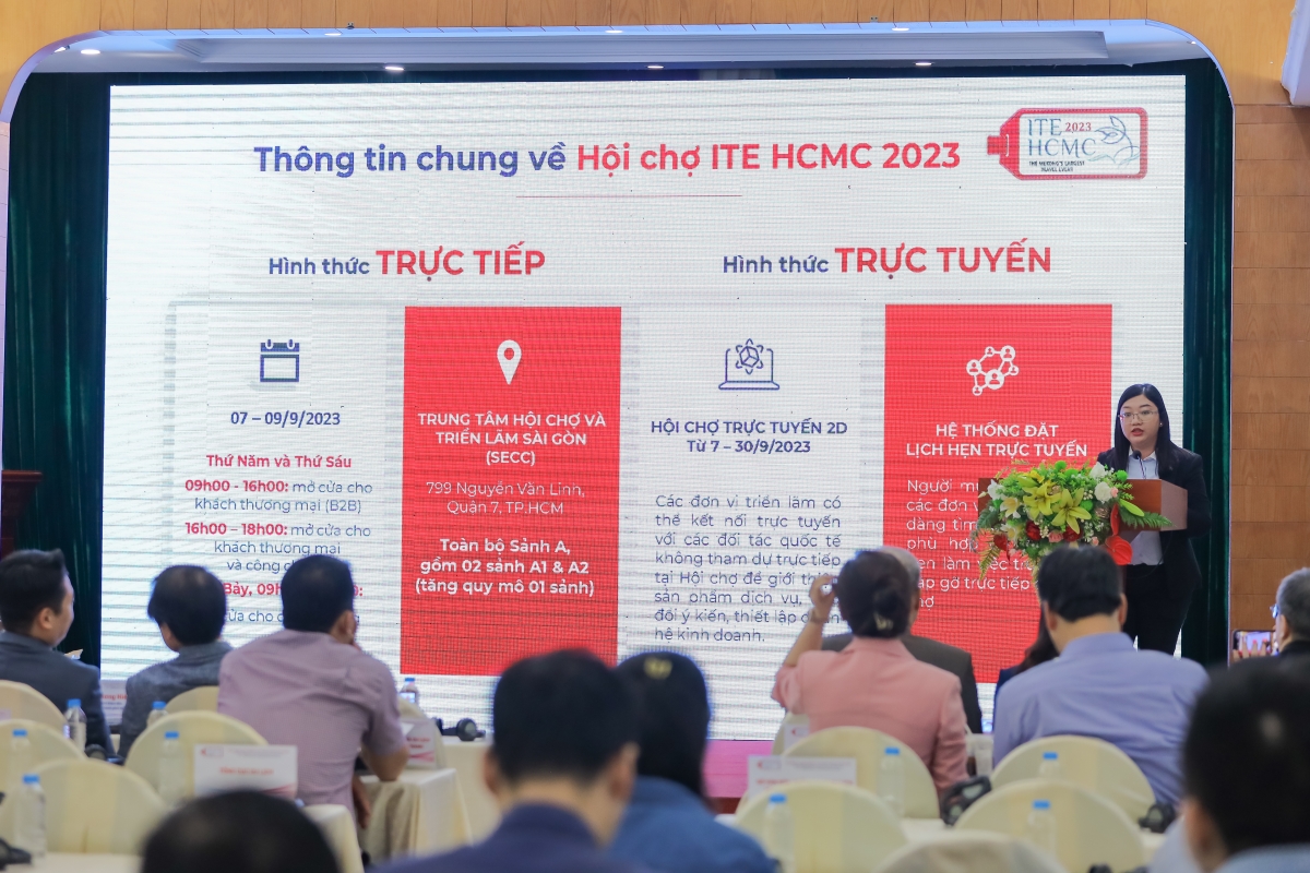 Ban tổ chức thông tin về các hoạt động tại hội chợ