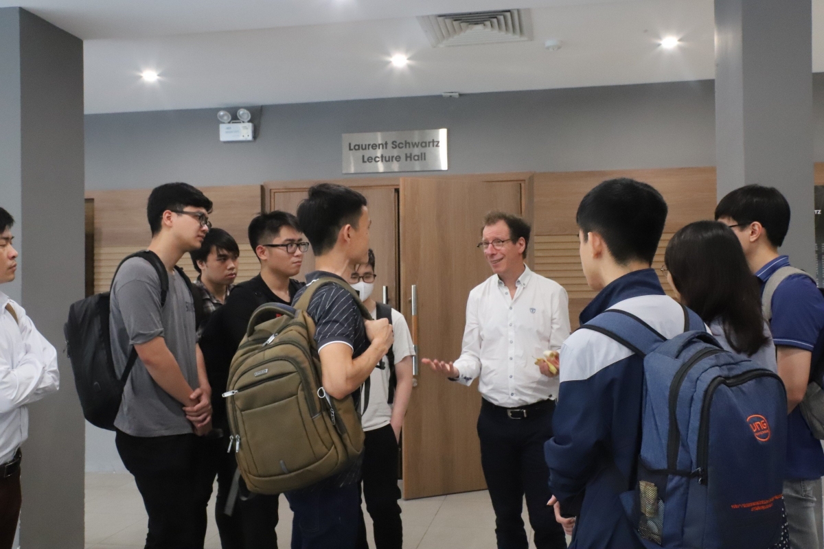 GS Stéphane Mallat trao đổi với các giảng viên, nhà toán học, sinh viên sau bài giảng tại VIASM