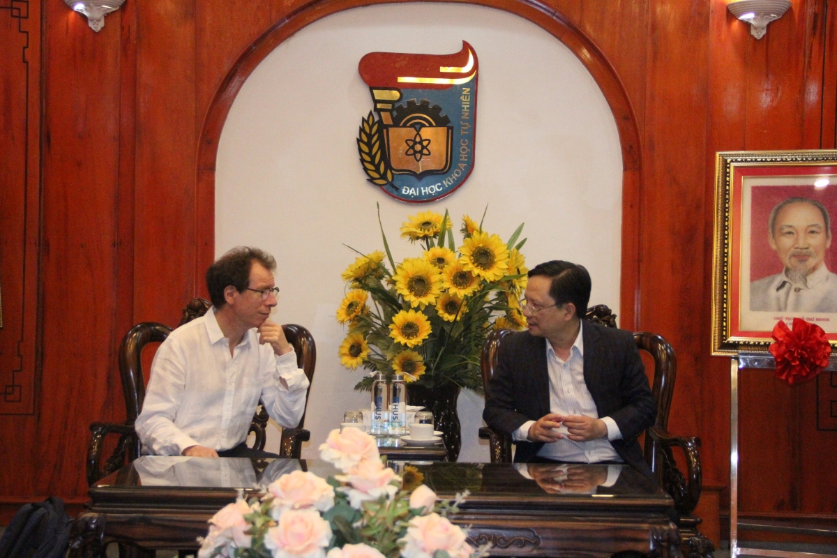 GS Stéphane Mallat trao đổi với GS. TS. Vũ Hoàng Linh - Hiệu trưởng Trường ĐHKHTN - ĐHQG Hà Nội tại phòng truyền thống của trường