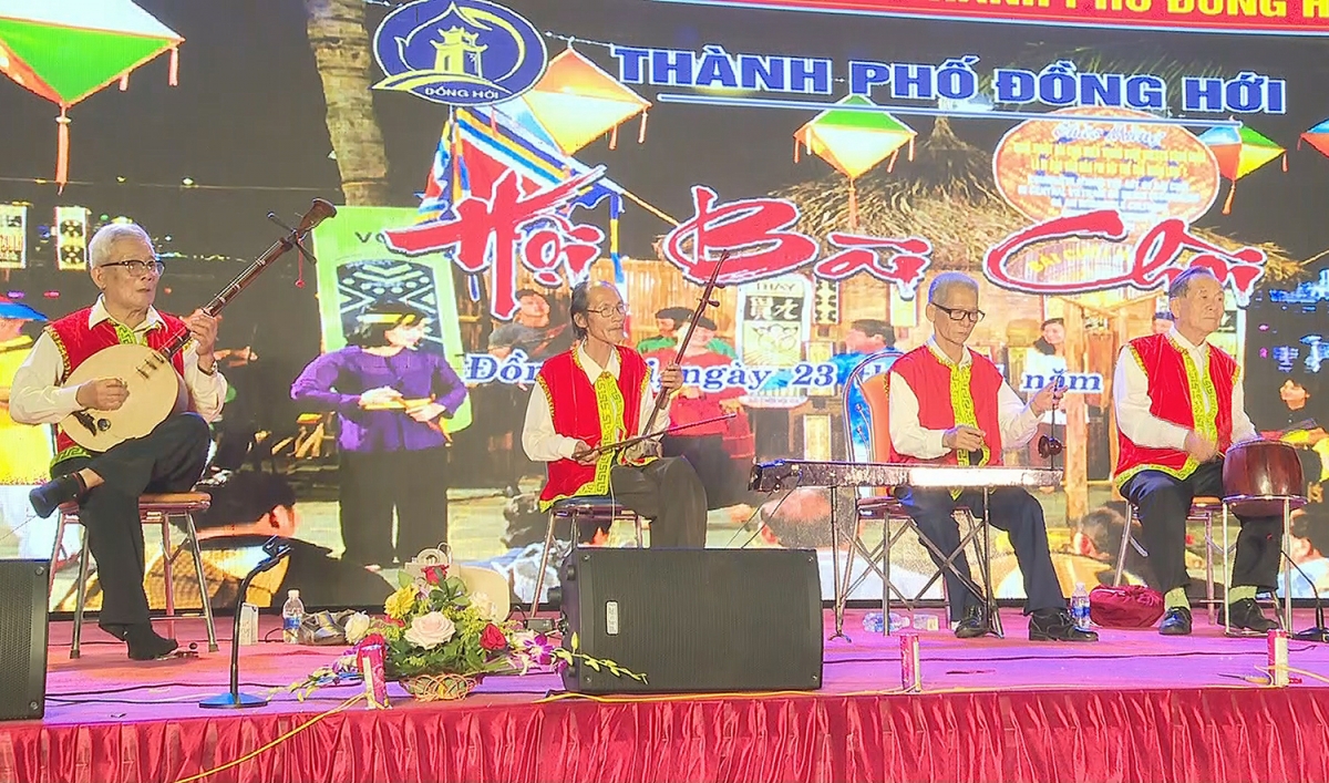 Biểu diễn nghệ thuật truyền thống tại “Tuần Văn hóa - Du lịch Đồng Hới năm 2022”. Ảnh: BTC