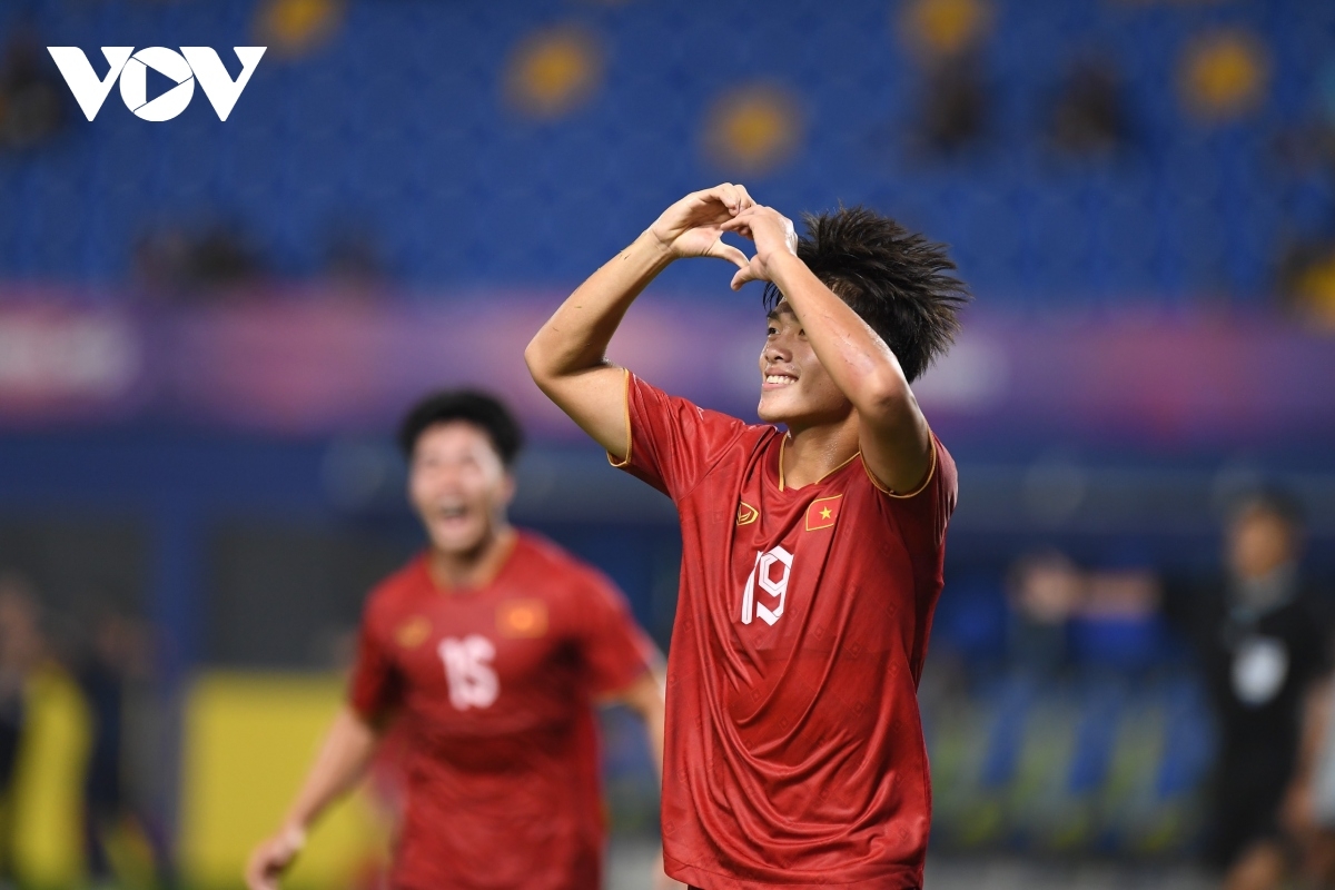 Quốc Việt ấn định chiến thắng 2-0 cho U22 Việt Nam