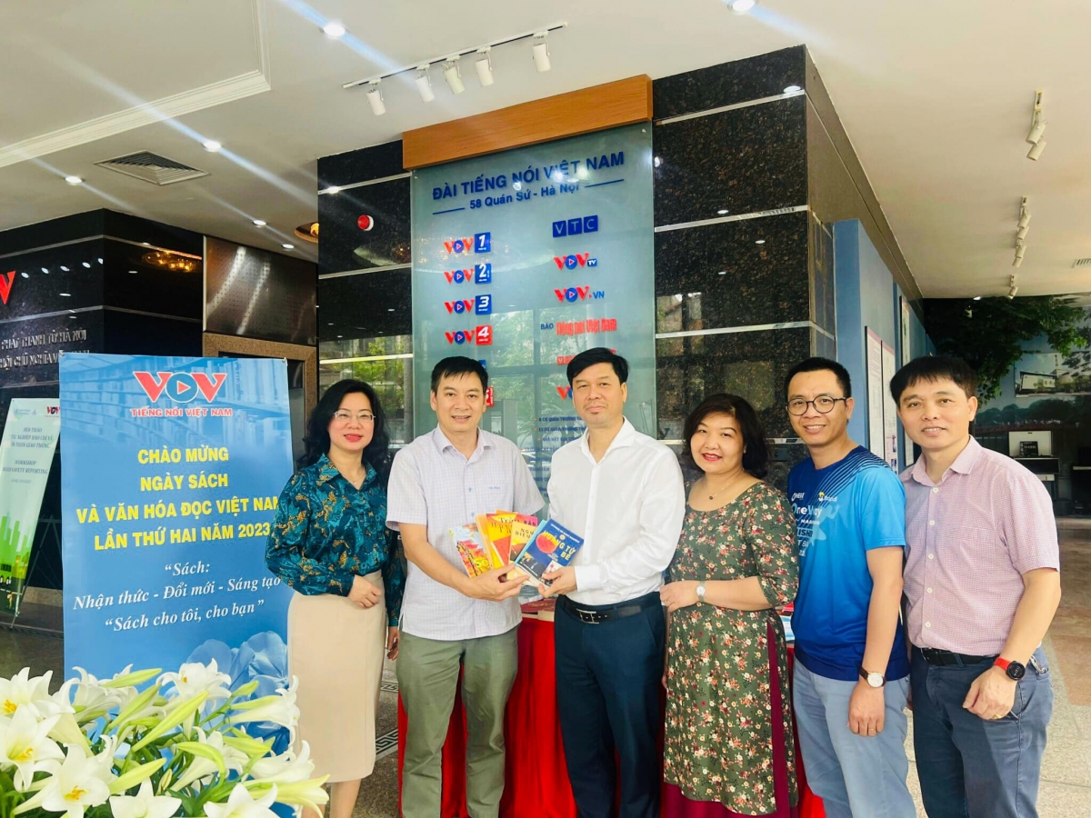 Đồng chí Ngô Minh Hiển, Phó Tổng Giám đốc Đài TNVN (đứng thứ ba từ trái sang) tham quan gian trưng bày và tặng sách cho thư viện
