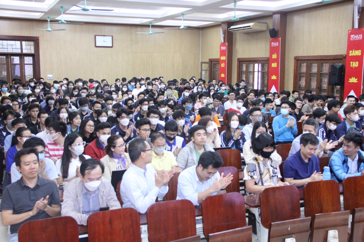 Sinh viên Trường ĐHKHTN - ĐH Quốc gia Hà Nội tham dự bài giảng của GS Stéphane Mallat