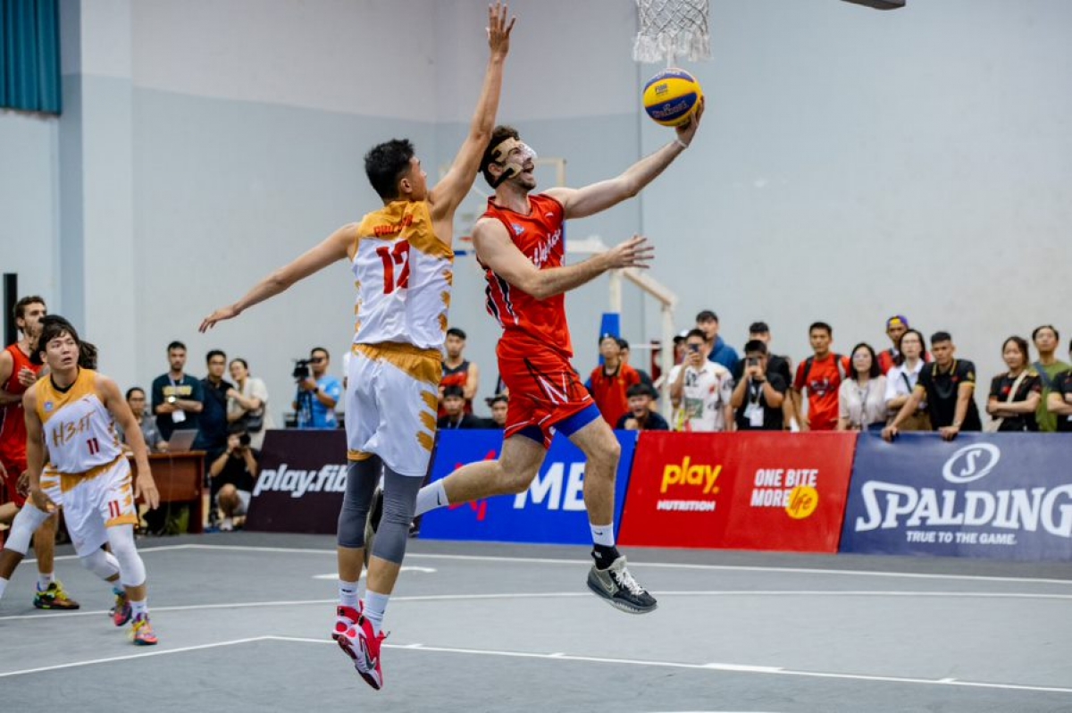 Thang Long Warriors (đỏ) lần thứ ba vượt qua Saigon Heat ở chung kết