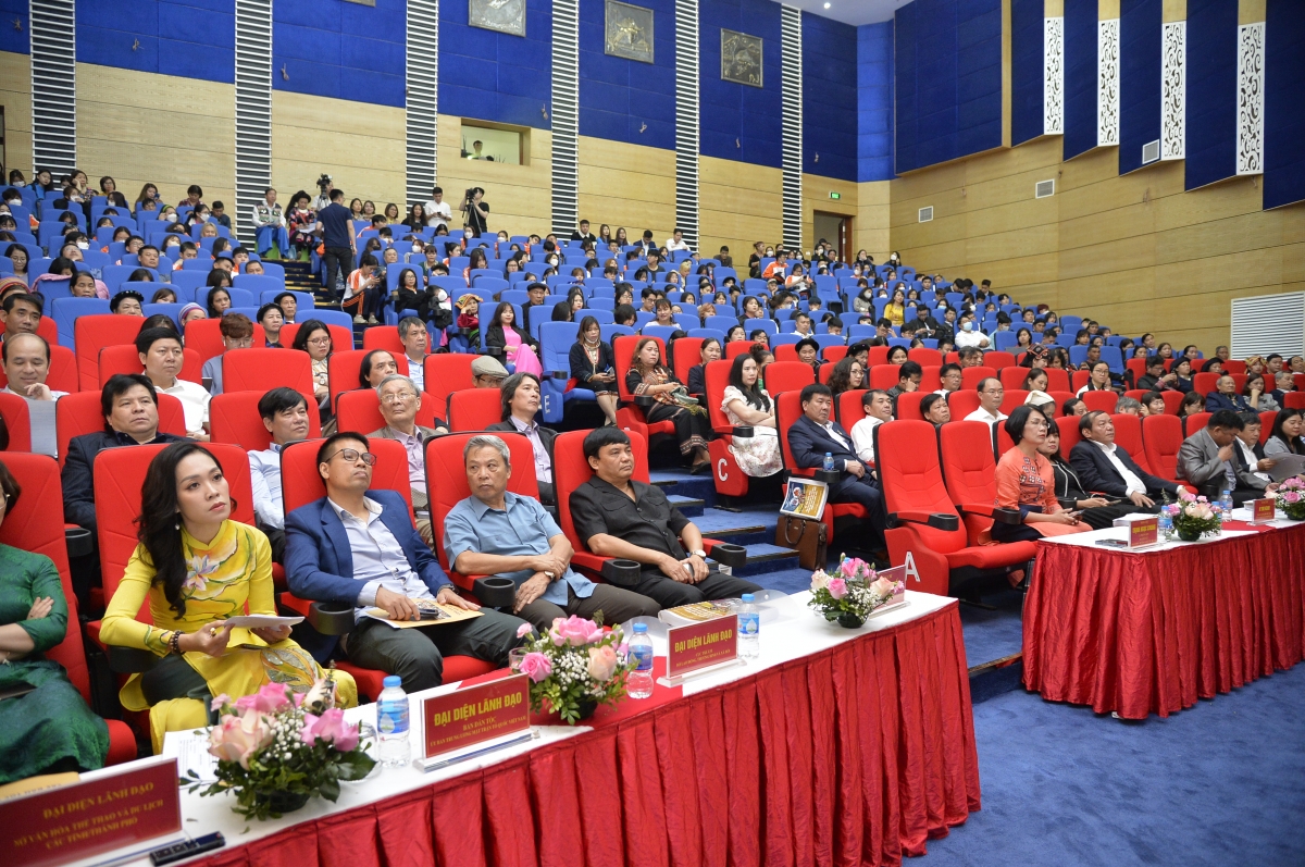 Các đại biểu tham dự diễn đàn “Văn hóa các dân tộc Việt Nam - nguồn lực phát triển đất nước phồn vinh, hạnh phúc” sáng 15/4 tại Làng VHDL các dân tộc VN, Đồng Mô, Sơn Tây, Hà Nội. Ảnh: Phạm Cường