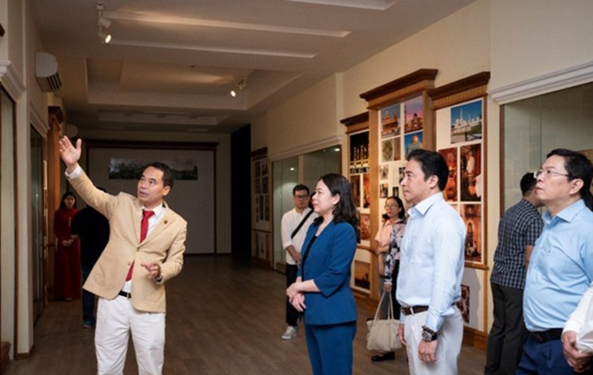 Chủ tịch công ty Trầm Hương Khánh Hòa, người sáng lập Bảo tàng Trầm Hương - ông Nguyễn Văn Tưởng trực tiếp giới thiệu về các không gian và hiện vật của bảo tàng với đoàn công tác